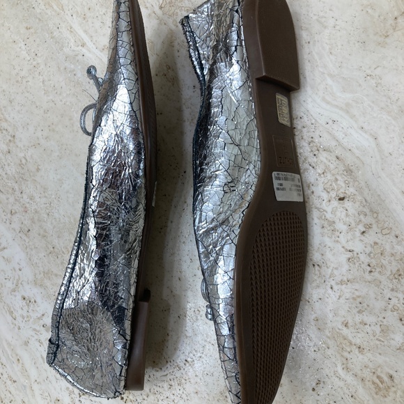 Schutz Women’s Metallic Silver Cracked Ballet Flats with Decorative Bows 9B - Picture 4 of 7